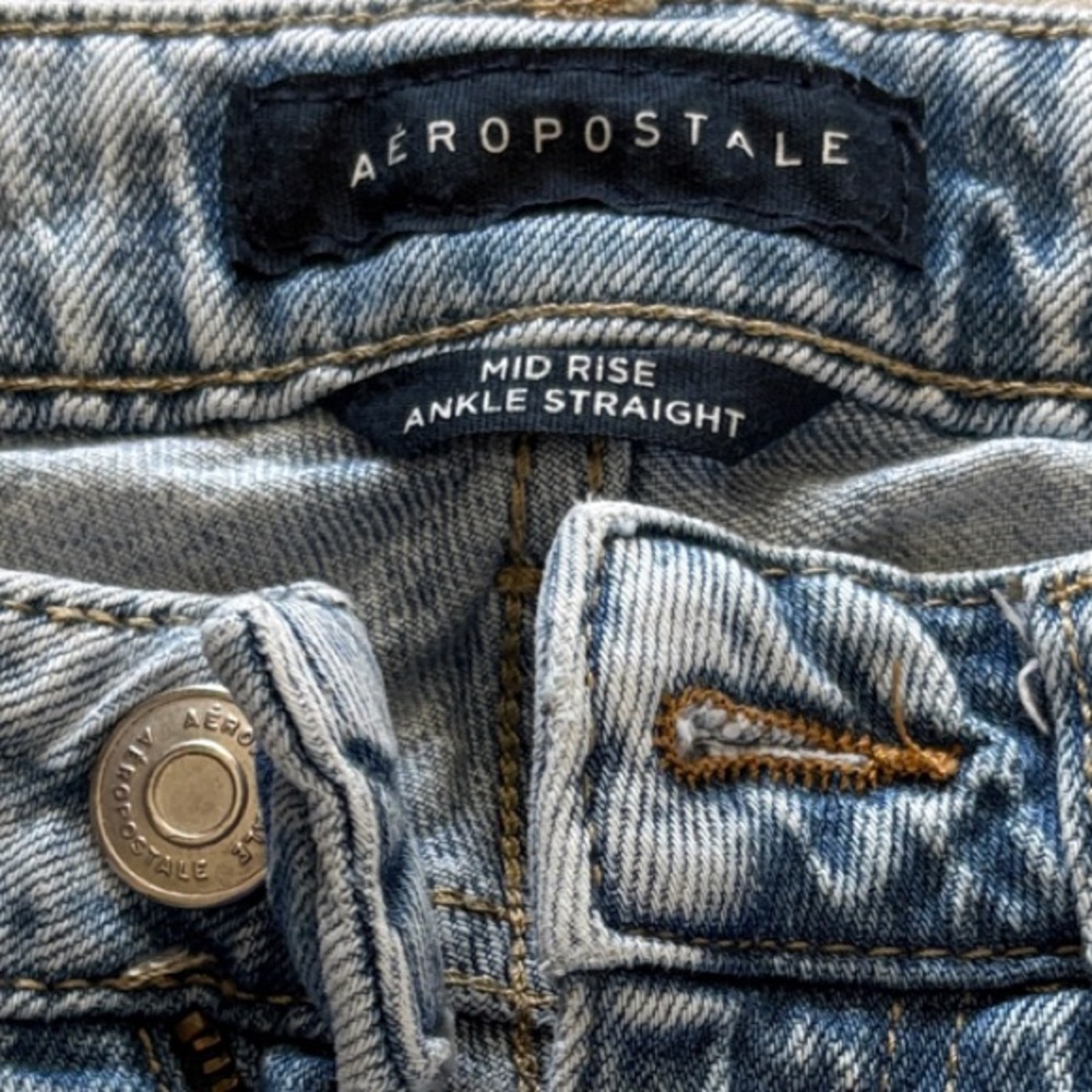 Aeropostale Light Blue Denim Jeans with Leather Waist Patch - Picture 2 of 6